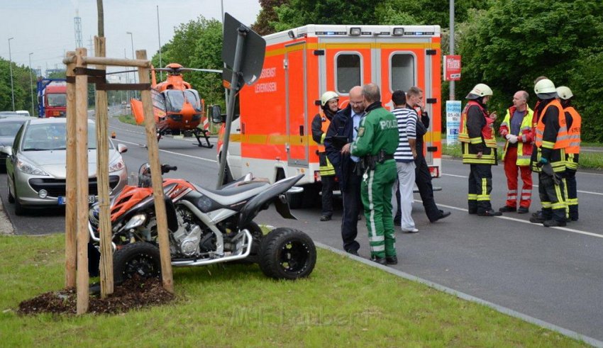 Einsatz Christoph 3 Quadunfall Leverkusen Olof Palmestr 02.jpg
